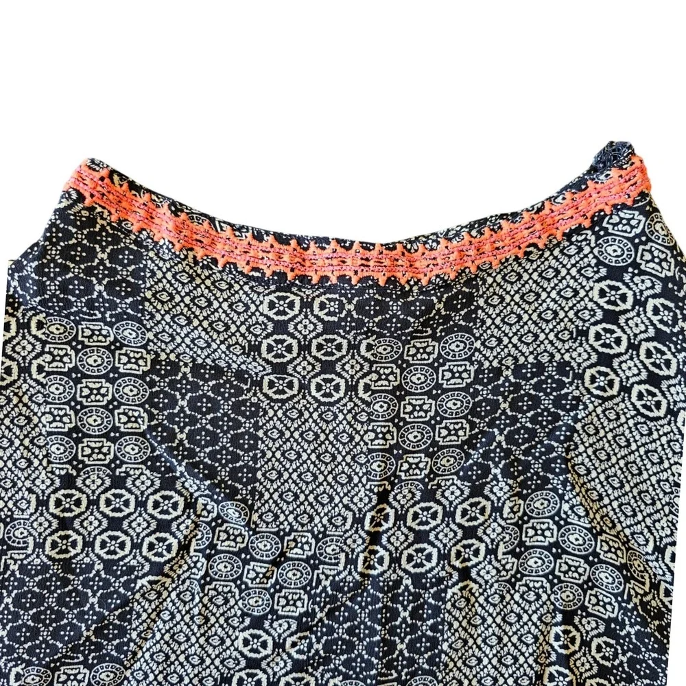 Fun & Flirt Womens XS Mini Skirt Black White Geometric Medallion Coral Trim